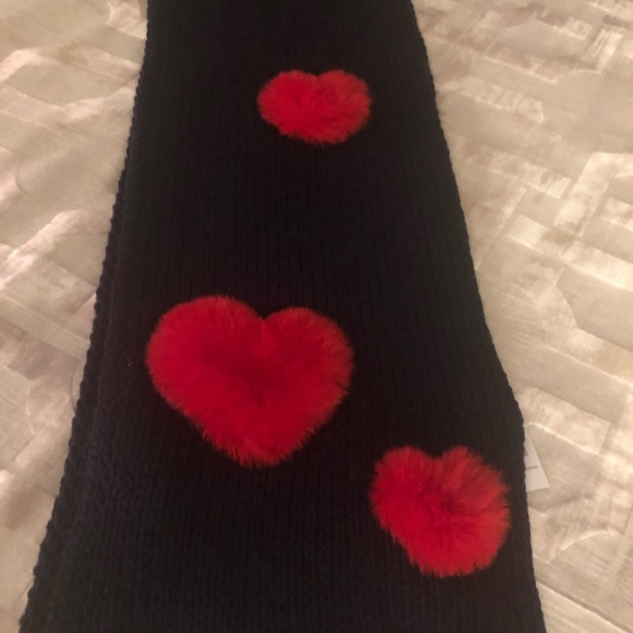 Host pick❤️BCBG faux fur heart scarf navy blue and red - Picture 4 of 6